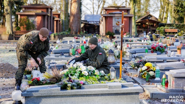 Zachodniopomorscy terytorialsi porządkują groby żołnierzy Armii Krajowej na Cmentarzu Centralnym. Fot. Robert Stachnik [Radio Szczecin] Rocznica utworzenia Armii Krajowej. WOT sprząta groby [ZDJĘCIA]