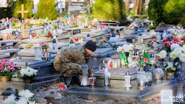 Zachodniopomorscy terytorialsi porządkują groby żołnierzy Armii Krajowej na Cmentarzu Centralnym. Fot. Robert Stachnik [Radio Szczecin] Rocznica utworzenia Armii Krajowej. WOT sprząta groby [ZDJĘCIA]