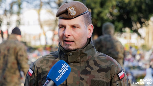 Zachodniopomorscy terytorialsi porządkują groby żołnierzy Armii Krajowej na Cmentarzu Centralnym. Fot. Robert Stachnik [Radio Szczecin] Rocznica utworzenia Armii Krajowej. WOT sprząta groby [ZDJĘCIA]