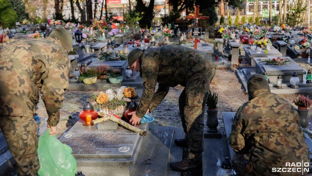 Zachodniopomorscy terytorialsi porządkują groby żołnierzy Armii Krajowej na Cmentarzu Centralnym. Fot. Robert Stachnik [Radio Szczecin] Rocznica utworzenia Armii Krajowej. WOT sprząta groby [ZDJĘCIA]