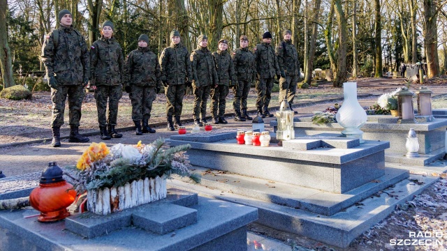 Zachodniopomorscy terytorialsi porządkują groby żołnierzy Armii Krajowej na Cmentarzu Centralnym. Fot. Robert Stachnik [Radio Szczecin] Rocznica utworzenia Armii Krajowej. WOT sprząta groby [ZDJĘCIA]