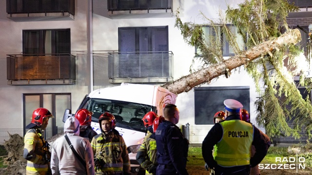 Fot. Robert Stachnik [Radio Szczecin] Skutki wichury w regionie. Zablokowane drogi, zniszczone samochody [AKTUALIZACJA, WIDEO, ZDJĘCIA]