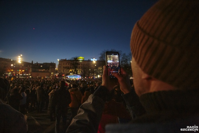 Fot. Maciej Papke [Radio Szczecin] Manifestacja na placu solidarności [ZDJĘCIA]