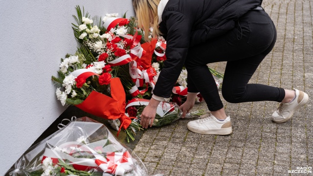 PŚP zwróci się do władz Nowogardu z oficjalnym apelem o zaprzestanie upamiętniania daty 5 marca i usunięcie komunistycznego pomnika z pl. Wolności. Fot. Mateusz Papke [Radio Szczecin] Protest Porozumienia Środowisk Patriotycznych w Nowogardzie [WIDEO, ZDJĘCIA]