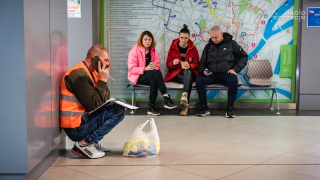 Fot. Mateusz Papke [Radio Szczecin] "To nie praca, ale odruch serca". Wolontariusze pomagają uchodźcom na dworcu [WIDEO, ZDJĘCIA]