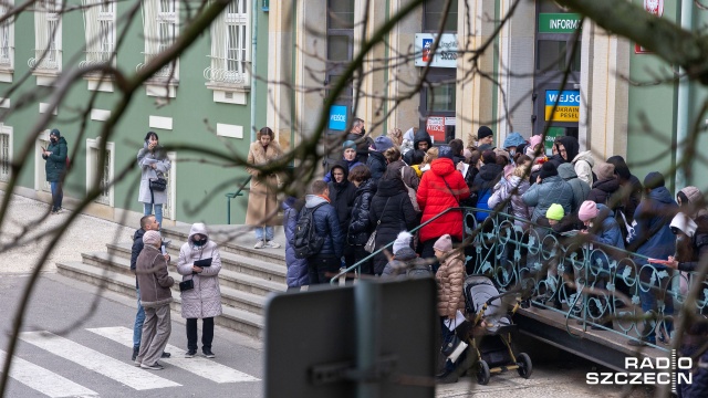 Fot. Robert Stachnik [Radio Szczecin] Znowu rośnie kolejka przed urzędem miasta [ZDJĘCIA]