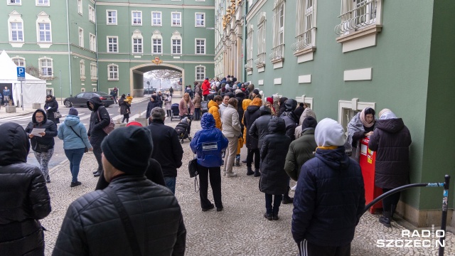 Fot. Robert Stachnik [Radio Szczecin] Znowu rośnie kolejka przed urzędem miasta [ZDJĘCIA]