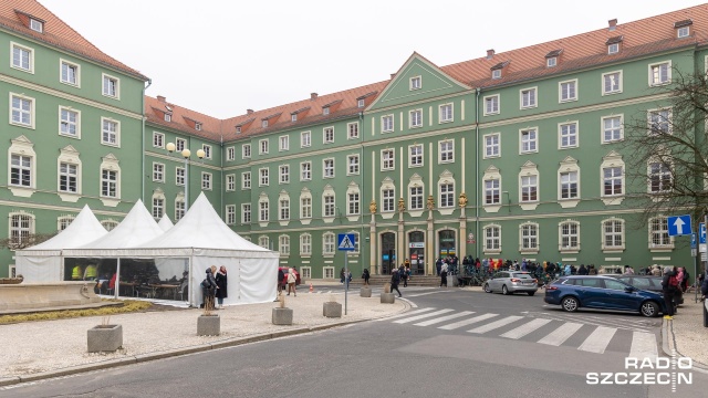 Fot. Robert Stachnik [Radio Szczecin] Kolejki Ukraińców przed magistratem po PESEL. "Umawiamy już kolejne dni" [ZDJĘCIA]