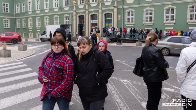 Fot. Robert Stachnik [Radio Szczecin] Kolejki Ukraińców przed magistratem po PESEL. "Umawiamy już kolejne dni" [ZDJĘCIA]