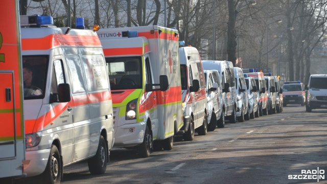 Grupa niepełnosprawnych ruchowo i intelektualnie Ukraińców trafi do specjalnego ośrodka w Bielefeld. Profesjonalny transport zapewnił Czerwony Krzyż. Fot. Przemysław Polanin [Radio Szczecin] Niepełnosprawne, ukraińskie dzieci w drodze z Kołobrzegu do Niemiec [WIDEO, ZDJĘCIA]