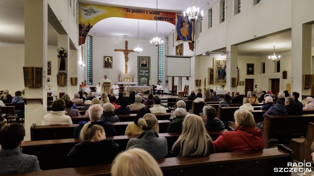 "Adoracja bez granic", czyli całonocne czuwanie jest dopełnieniem papieskiego zawierzenia, które wygłosił papież Franciszek. Fot. Robert Stachnik [Radio Szczecin] Akt poświęcenia ludzkości, zwłaszcza Rosji i Ukrainy, Niepokalanemu Sercu Maryi [WIDEO, ZDJĘCIA]