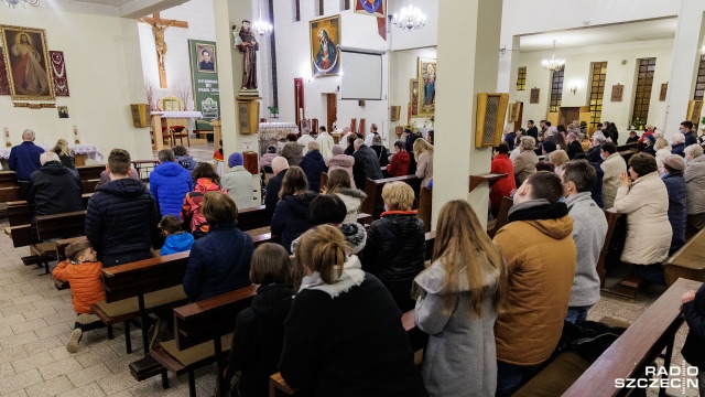 "Adoracja bez granic", czyli całonocne czuwanie jest dopełnieniem papieskiego zawierzenia, które wygłosił papież Franciszek. Fot. Robert Stachnik [Radio Szczecin] Akt poświęcenia ludzkości, zwłaszcza Rosji i Ukrainy, Niepokalanemu Sercu Maryi [WIDEO, ZDJĘCIA]