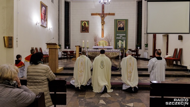 "Adoracja bez granic", czyli całonocne czuwanie jest dopełnieniem papieskiego zawierzenia, które wygłosił papież Franciszek. Fot. Robert Stachnik [Radio Szczecin] Akt poświęcenia ludzkości, zwłaszcza Rosji i Ukrainy, Niepokalanemu Sercu Maryi [WIDEO, ZDJĘCIA]