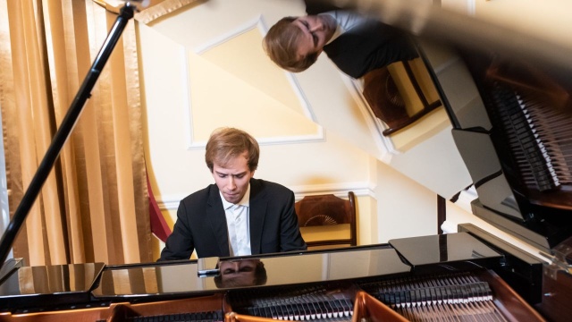 Andrzej Wierciński – pianista. Fot. Wojciech Grzędziński, NIFC Polski pianista Andrzej Wierciński z Grand Prix za oceanem [ZDJĘCIA]
