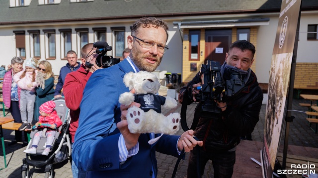 Festyn potrwa do godz. 16 na placu przykościelnym przy ul. Czarnogórskiej. Fot. Robert Stachnik [Radio Szczecin] "Słodko jest pomagać", czyli charytatywny festyn w Dąbiu [WIDEO, ZDJĘCIA]