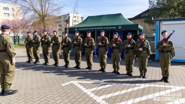 Fot. Robert Stachnik [Radio Szczecin] Musztra klas maturalnych. "Naprawdę super, każdemu polecam..." [WIDEO, ZDJĘCIA]