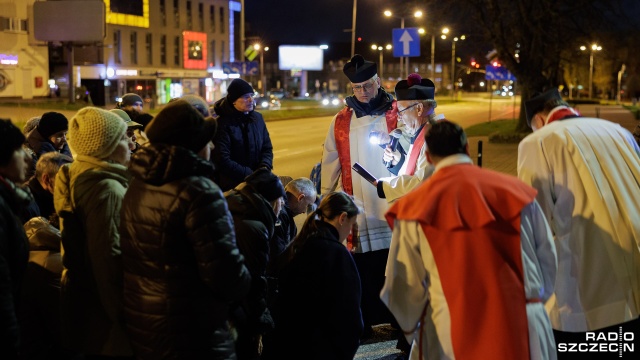 Fot. Robert Stachnik [Radio Szczecin] Kilkaset osób uczestniczyło w szczecińskiej drodze krzyżowej [WIDEO, ZDJĘCIA]