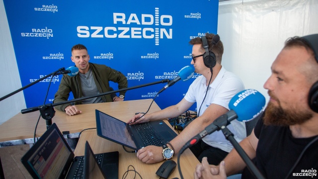 Fot. Maciej Papke [Radio Szczecin] Marcin Lewandowski w letnim studiu Radia Szczecin [WIDEO, ZDJĘCIA]