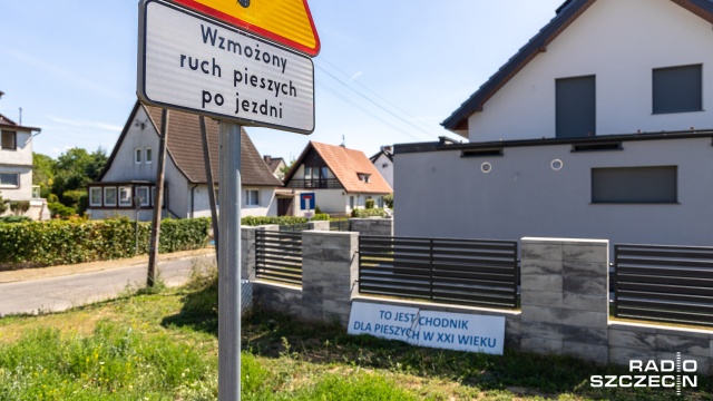 Fot. Robert Stachnik [Radio Szczecin] Walczą o chodniki na Gumieńcach. Postawili specjalny znak [WIDEO, ZDJĘCIA]