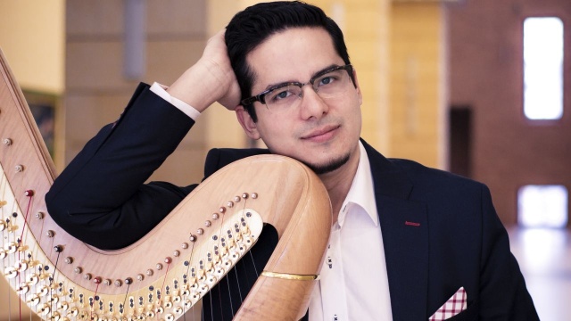 Carlos Peña Montoya – harfista. Fot. Materiały prasowe Festiwalu Niebiańskie instrumenty na Międzynarodowym Festiwalu „Muzyczna Podróż Śladami Grünebergów” [ZDJĘCIA]
