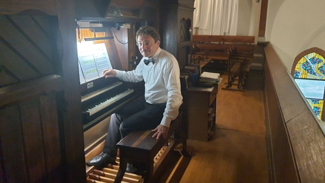 Tomasz Adam Nowak – organista w kościele pw. św. Ducha w Szczecinie-Zdrojach. Fot. Teresa Zimniuch Organy Grüneberga w Zdrojach starsze niż sądzono [ZDJĘCIA]