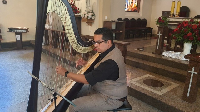 Carlos Peña Montoya – harfista w kościele pw. św. Ducha w Szczecinie-Zdrojach. Fot. Teresa Zimniuch Organy Grüneberga w Zdrojach starsze niż sądzono [ZDJĘCIA]