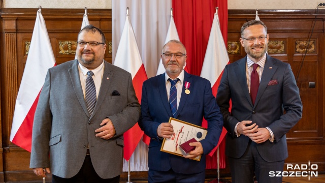 Fot. Robert Stachnik [Radio Szczecin] Stoczniowcy z medalami od prezydenta Polski [ZDJĘCIA]
