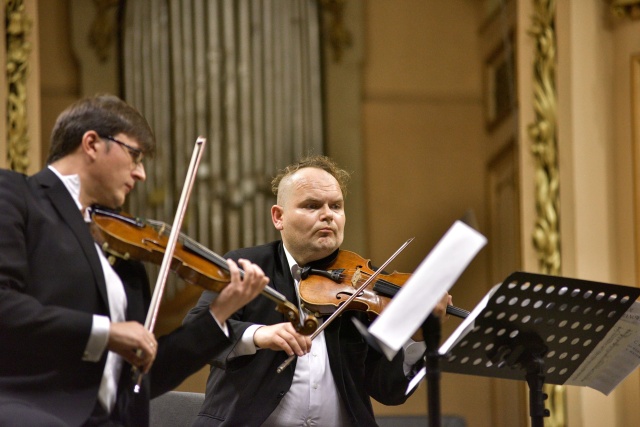 Mykoła Hawiuk – skrzypek (od lewej), Petro Titiaiev – skrzypek. Fot. Vitaliy Hrabar Phoenix String Quartet na Międzynarodowym Festiwalu WIELCY TWÓRCY we Lwowie [ZDJĘCIA]