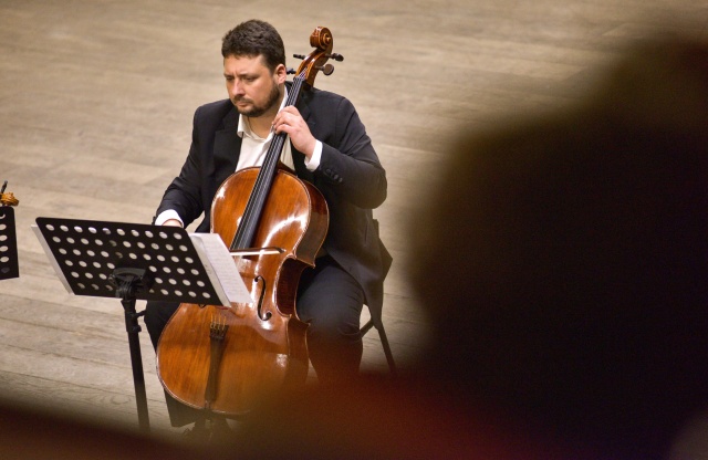 Denys Lytvynenko – wiolonczelista. Fot. Vitaliy Hrabar Phoenix String Quartet na Międzynarodowym Festiwalu WIELCY TWÓRCY we Lwowie [ZDJĘCIA]