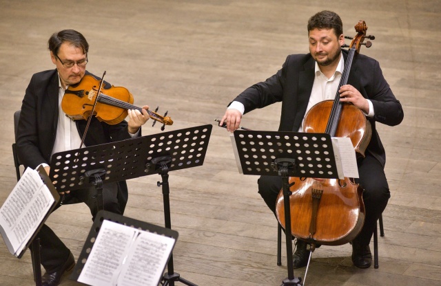 Vadym Pedorych – altowiolista (od lewej), Denys Lytvynenko – wiolonczelista. Fot. Vitaliy Hrabar Phoenix String Quartet na Międzynarodowym Festiwalu WIELCY TWÓRCY we Lwowie [ZDJĘCIA]