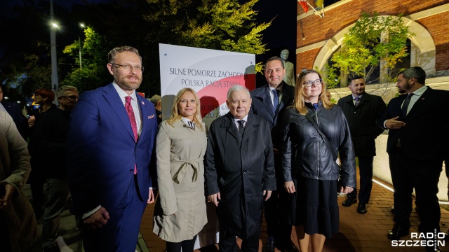 Fot. Robert Stachnik [Radio Szczecin] Prezes PiS złożył kwiaty przed pomnikiem Lecha Kaczyńskiego w Szczecinie [ZDJĘCIA]