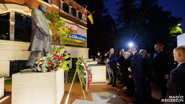 Fot. Robert Stachnik [Radio Szczecin] Prezes PiS złożył kwiaty przed pomnikiem Lecha Kaczyńskiego w Szczecinie [ZDJĘCIA]
