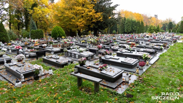 Fot. Robert Stachnik [Radio Szczecin] Przygotowania na cmentarzu ruszyły. Mieszkańcy sprzątają groby [WIDEO, ZDJĘCIA]