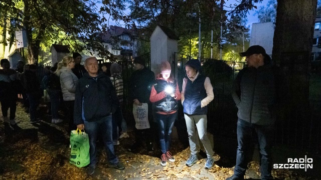 Fot. Robert Stachnik [Radio Szczecin] Kolejka Ukraińców od rana przed szczecińskim centrum [ZDJĘCIA]