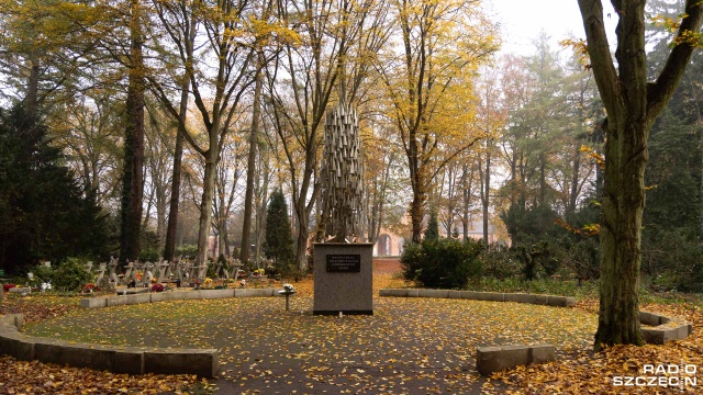 Fot. Robert Stachnik [Radio Szczecin] Cmentarz Centralny to także często odwiedzane miejsca pamięci [WIDEO, ZDJĘCIA]