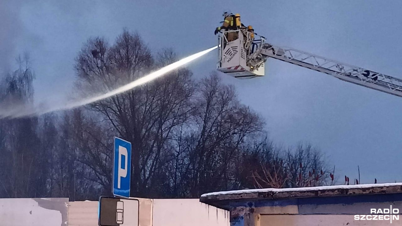 Trwa szacowanie strat po niedzielnym pożarze na terenie targowiska w Kołobrzegu. Wiadomo już, że śmierć poniosła jedna osoba.