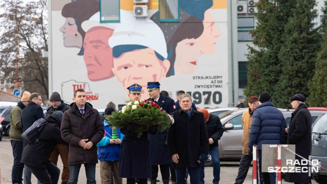 Fot. Robert Stachnik [Radio Szczecin] Uroczystości przed bramą główną Stoczni Szczecińskiej [ZDJĘCIA]