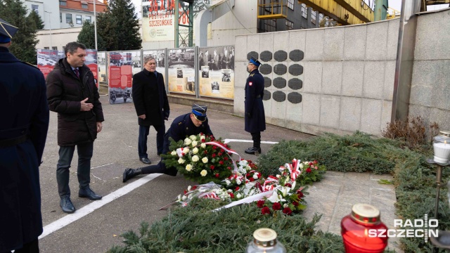 Fot. Robert Stachnik [Radio Szczecin] Uroczystości przed bramą główną Stoczni Szczecińskiej [ZDJĘCIA]