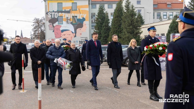 Fot. Robert Stachnik [Radio Szczecin] Uroczystości przed bramą główną Stoczni Szczecińskiej [ZDJĘCIA]