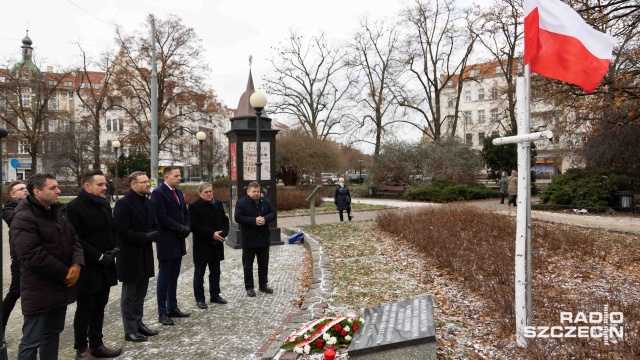 Fot. Robert Stachnik [Radio Szczecin] Uroczystości przed bramą główną Stoczni Szczecińskiej [ZDJĘCIA]