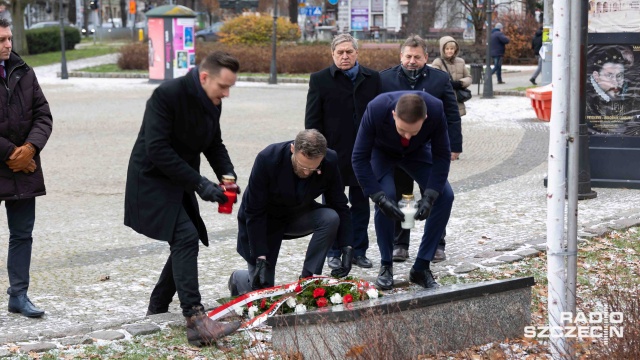 Fot. Robert Stachnik [Radio Szczecin] Uroczystości przed bramą główną Stoczni Szczecińskiej [ZDJĘCIA]