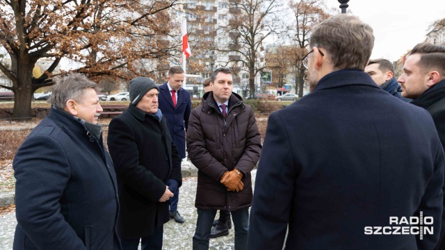 Fot. Robert Stachnik [Radio Szczecin] Uroczystości przed bramą główną Stoczni Szczecińskiej [ZDJĘCIA]