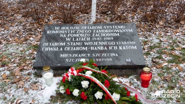 Fot. Robert Stachnik [Radio Szczecin] Uroczystości przed bramą główną Stoczni Szczecińskiej [ZDJĘCIA]