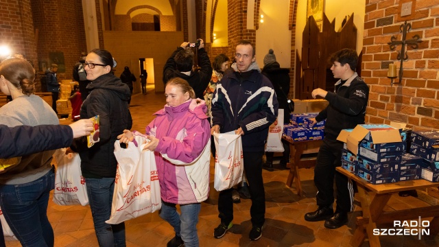 Fot. Robert Stachnik [Radio Szczecin] Przygotowują paczki dla potrzebujących. W sobotę Wigilia przy katedrze [WIDEO, ZDJĘCIA]
