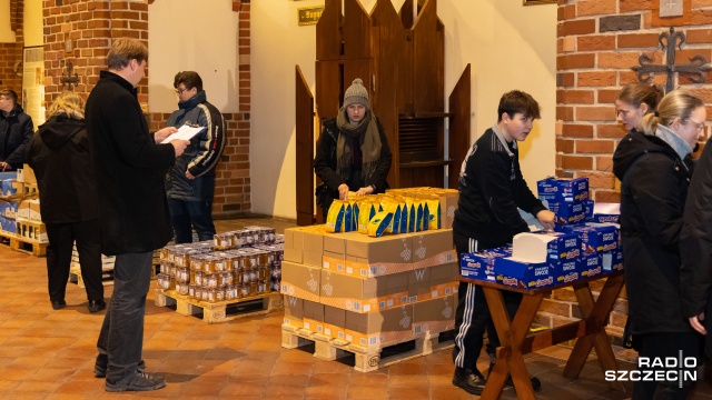 Fot. Robert Stachnik [Radio Szczecin] Przygotowują paczki dla potrzebujących. W sobotę Wigilia przy katedrze [WIDEO, ZDJĘCIA]