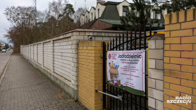 Fot. Robert Stachnik [Radio Szczecin] Jadłodzielnia w Dąbiu wypełnia się jedzeniem i miłością [WIDEO, ZDJĘCIA]