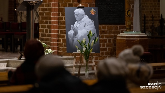 Fot. Robert Stachnik [Radio Szczecin] Modlitwa w intencji zmarłego papieża. Metropolita będzie na pogrzebie [ZDJĘCIA]