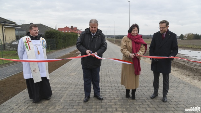 Przybiernów się rozrasta, budowane są nowe domy i potrzeba do nich dróg - mówi wójt gminy. Jedna z nich została przebudowana dzięki dofinansowaniu z Rządowego Funduszu Rozwoju Dróg.