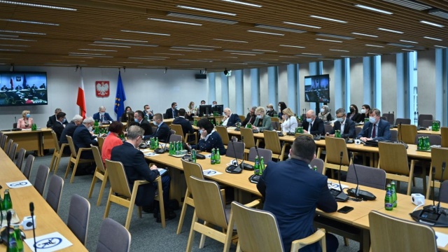 Wysłuchanie publiczne w Sejmie krytyczne dla projektu ustawy o weryfikacji covidowej. Propozycja autorstwa posłów PiS umożliwia pracodawcom wymaganie od zatrudnionych negatywnego wyniku testu na koronawirusa.