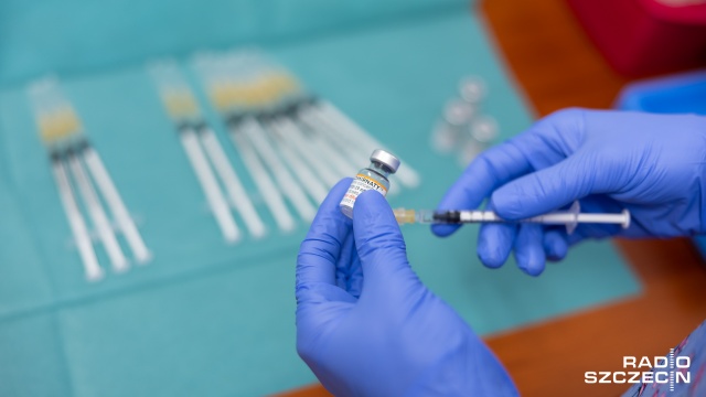Amerykańskie Centrum Kontroli i Prewencji Chorób formalnie zatwierdziło możliwość przyjęcia przypominającej dawki szczepionki Pfizer przez dzieci od 12 roku życia.